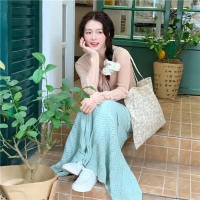 热铁皮屋顶上的猫