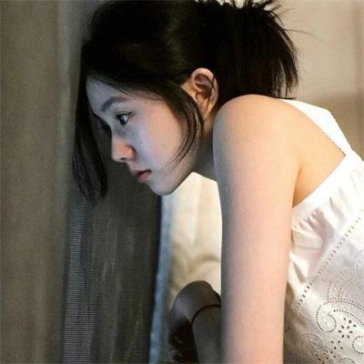 端盘子的姑娘